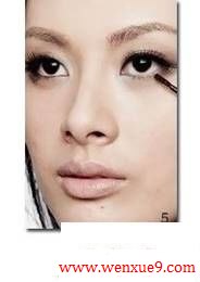 下眼脸妆容放大双眼